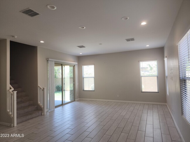 Building Photo - 6519 E Bluefield Ave