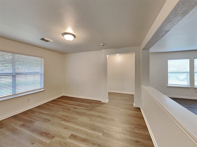 Building Photo - 9626 Eaglewood Glen Tr