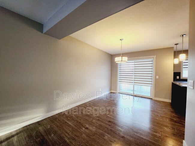 Photo du bâtiment - 140 Youville Dr E Northwest