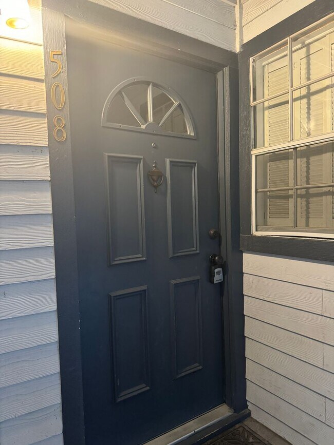 Building Photo - Great location off Blanco near Wurzbach and West Ave | 2 Bedroom | 2 Bath | Top Floor