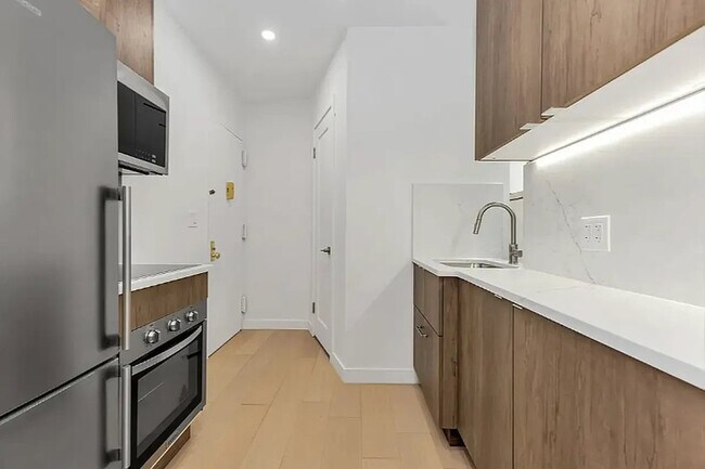 Foto del edificio - 246 E 53rd St