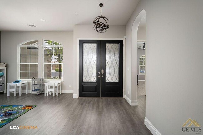 Foto del edificio - Luxury Living in Windermere Seven Oaks: Modern 5 Bed, 3 Bath Home with Pool, Solar, and Gated Nei...