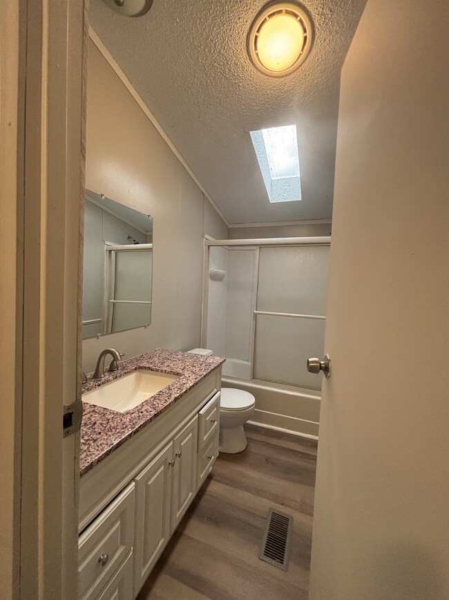 Foto del edificio - 8937 Briarwood Ave