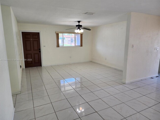 Foto del edificio - 845 NW 199th St
