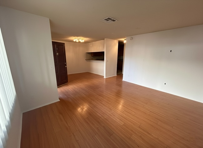 Foto del edificio - 10318 Commerce Ave