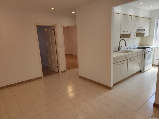 Building Photo - 64-03-64-77 77th Pl