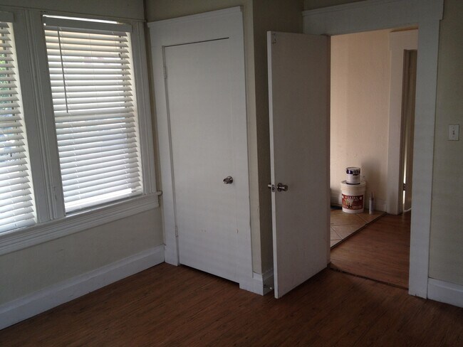 Foto del edificio - Large 3/2 Close to Downtown