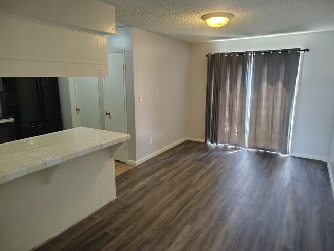 Foto del edificio - Spacious 3 bedroom 2 bathroom townhouse in Central Bakersfield!