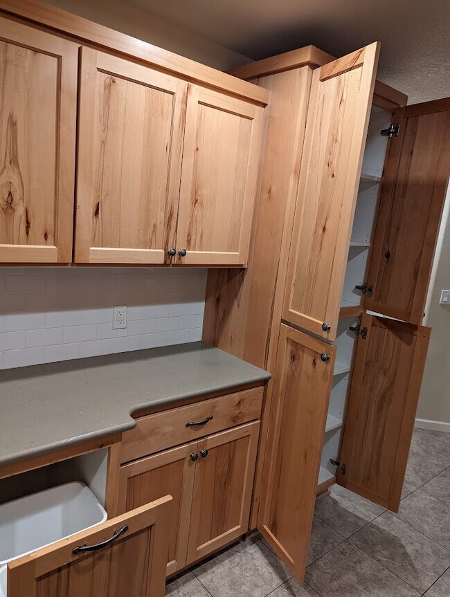 Contenedor de basura de cocina y despensa - 713 E Main St