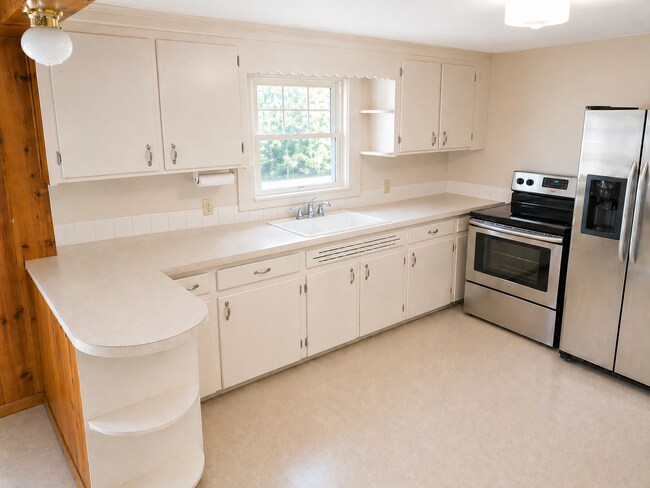 Building Photo - 4-Bedroom Home for Rent in the Heart of Sixteen Acres