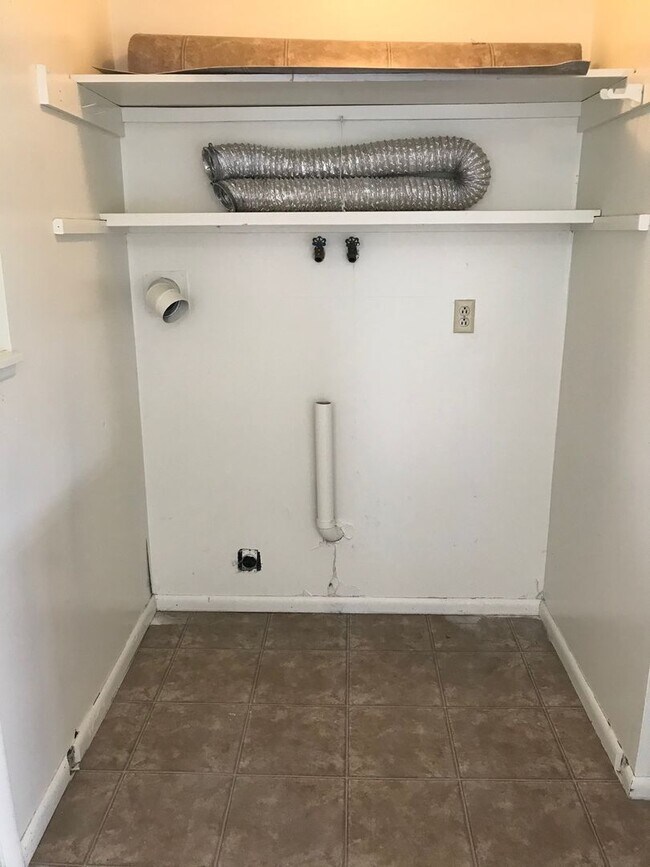 Building Photo - Move-In Today 2 Bedroom 1 Bathroom Apartment Close to Campus!