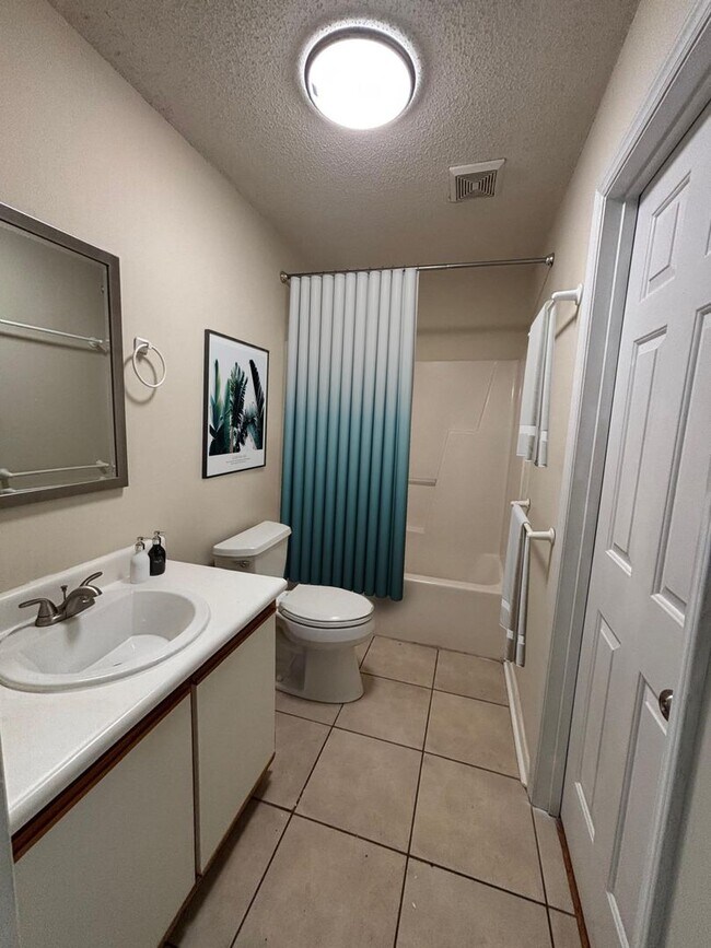 Building Photo - 2BR Condo – Close to UNCW, Wrightsville Be...