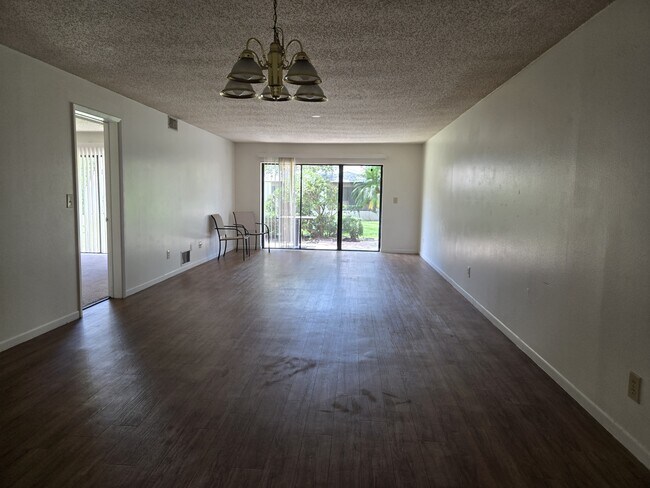 Foto del edificio - 3505 Tarpon Woods Blvd