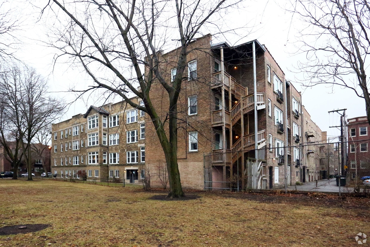 Building Photo - 1094 W Pratt Blvd