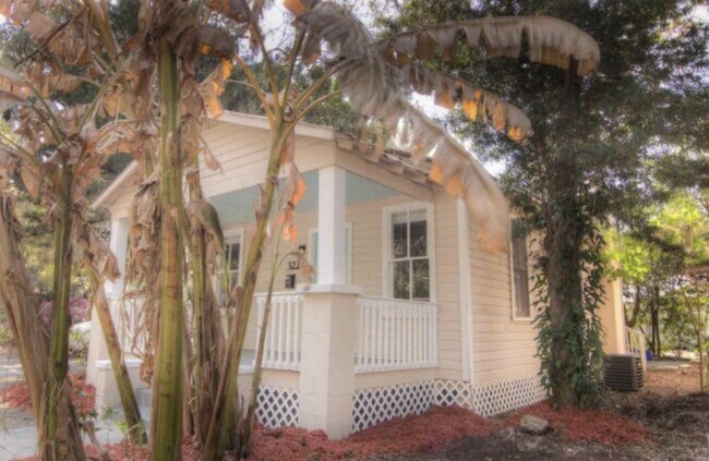 Foto del edificio - Walk or bike to CAMPUS or downtown!! 3 bed HOUSE