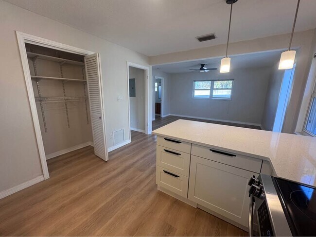 Foto del edificio - 5547 Kingswood Dr