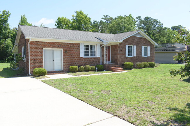 Building Photo - 4119 Fairlawn Dr