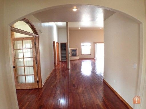 Building Photo - Country Club Living