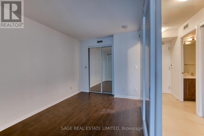 Building Photo - 215 Fort York Blvd