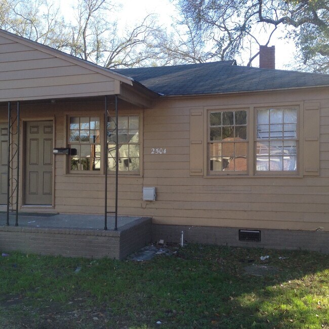Foto del edificio - **ON HOLD**2 Bedroom / 1 Bathroom Duplex f...