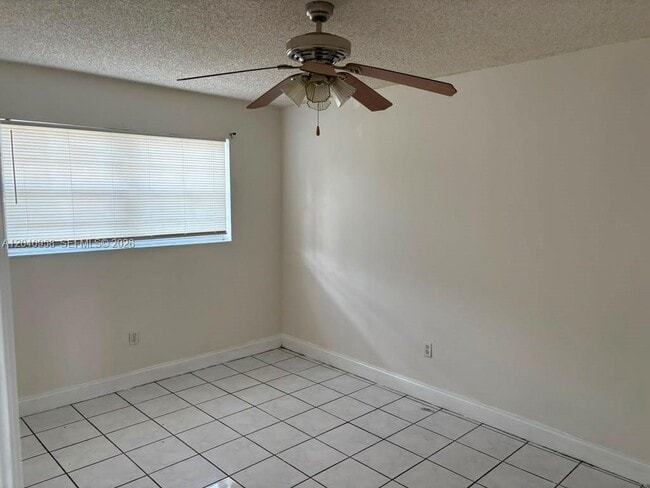 Building Photo - 5411 SW 38th Ct