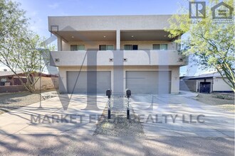 Building Photo - 721 E Carol Ave