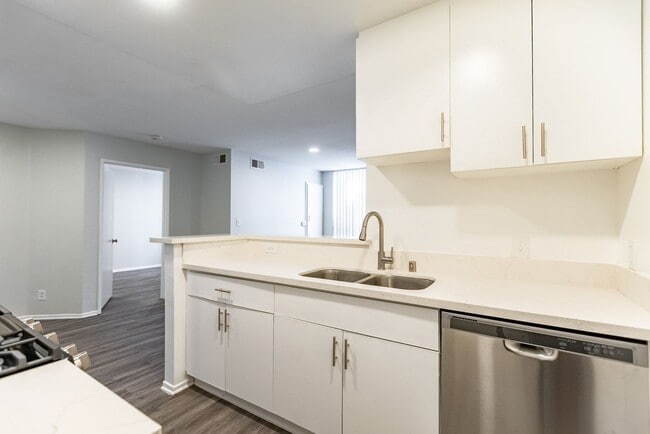 Interior Photo - 314 South Manhattan Place