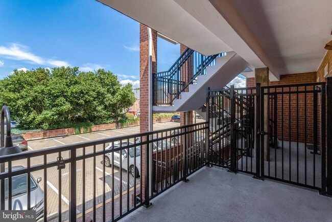 Building Photo - 6924 Fairfax Dr