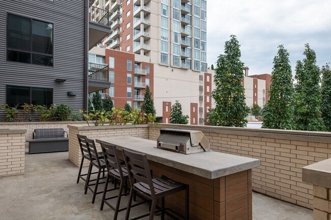 Building Photo - Sleek 2 bedroom 2 bath condo in the gulch