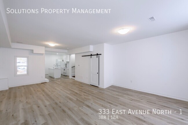 Photo du bâtiment - WOW! Beautiful 3 Bedroom Two Storey Unit! Available NOW!