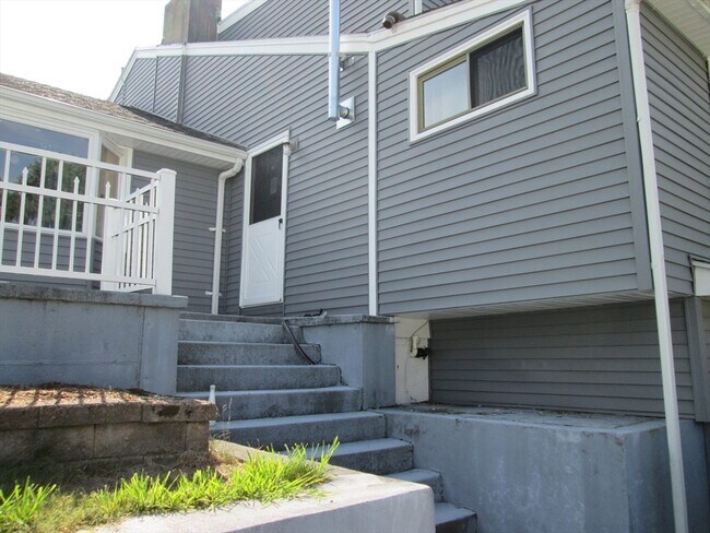 Building Photo - 15 Haskins St