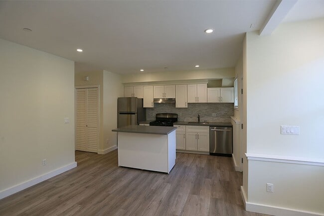 Building Photo - OPEN HOUSE: Sunday (7/20) 1:30pm-2:00pm. F...