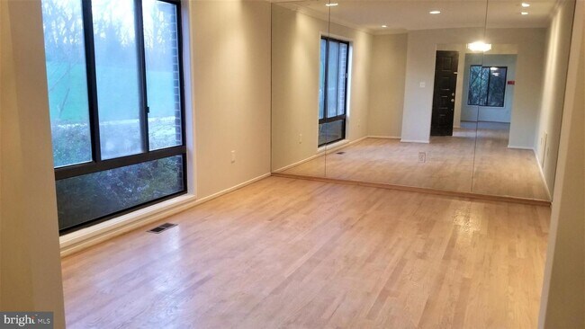 Building Photo - 10925 Broad Green Terrace