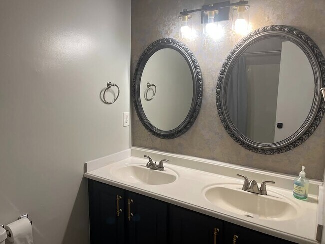 Foto del edificio - 619 Varsity Dr