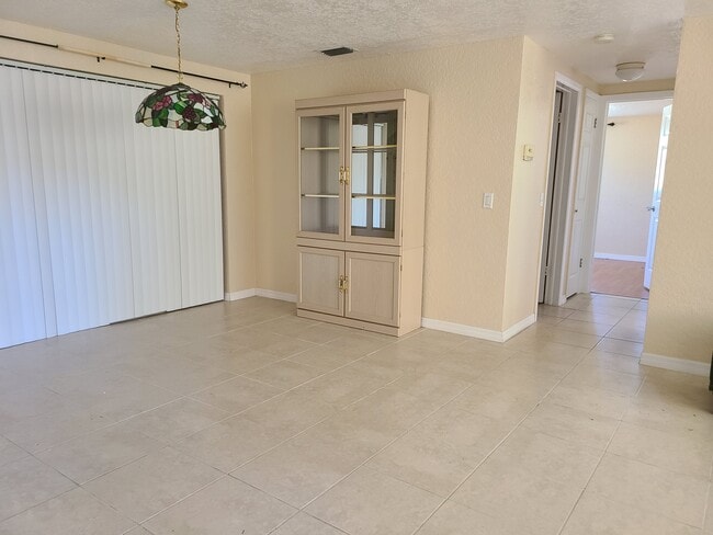 Building Photo - 5319 Penguin Dr