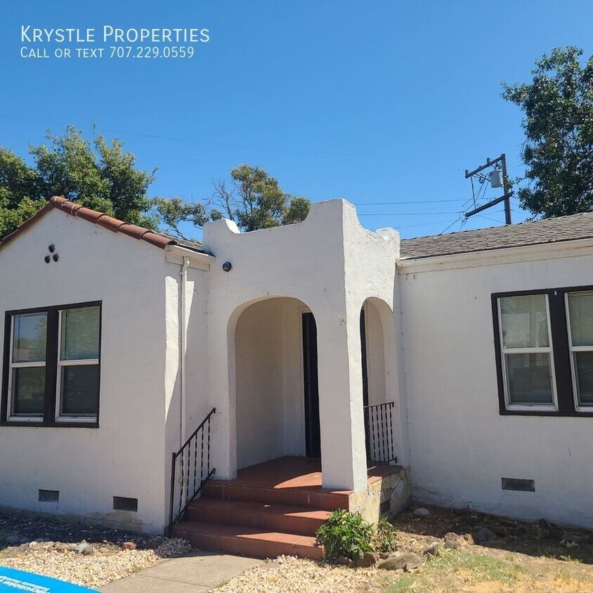 Primary Photo - Available Now!! Charming single-family hom...