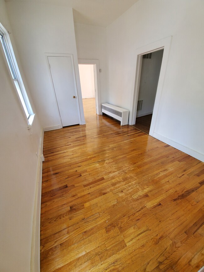 Living Room/Entry Area - 143 King George St