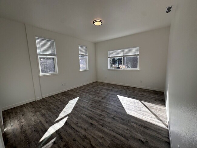 Building Photo - 20611 Independence Way