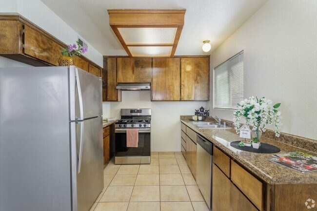 Building Photo - 4 Bed Townhome with Fireplace!  - $499 Per...