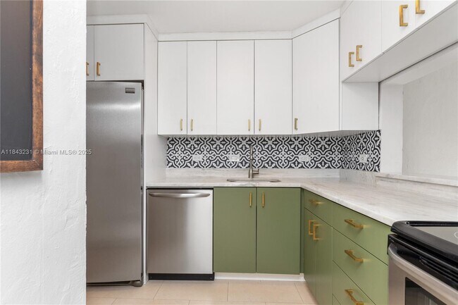 Foto del edificio - 6890 N Kendall Dr