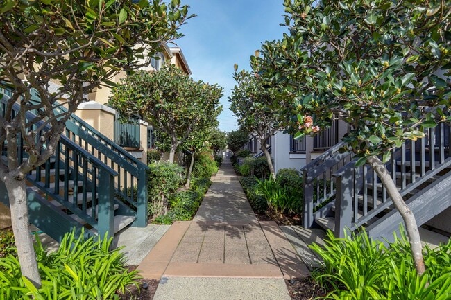 Foto del edificio - 3 Bed / 2.5 bath, three-level townhome with a bonus home office/den + EV charger in garage. YouTu...