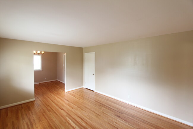 Building Photo - New On The Market!  Cute! Cute! Cute!  Bet...