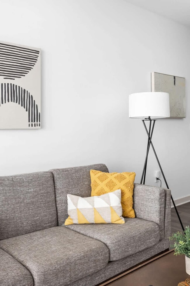 Building Photo - 747 N College Ave