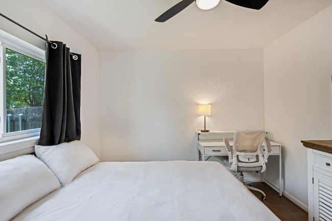 Building Photo - 804 Sylvia Ln