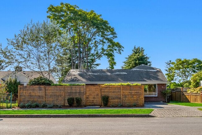 Building Photo - Sweet Arbor Heights Charmer!