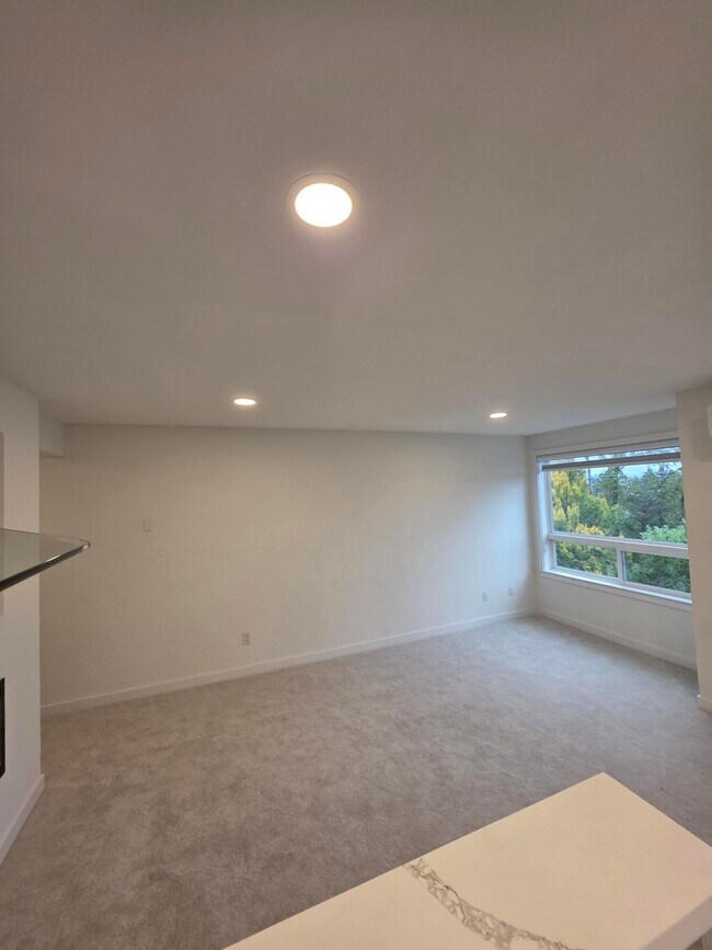 Vista de la sala de estar desde la cocina. - 4100 Lake Washington Blvd N