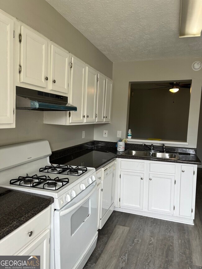 Foto del edificio - 9436 Cypress Ln