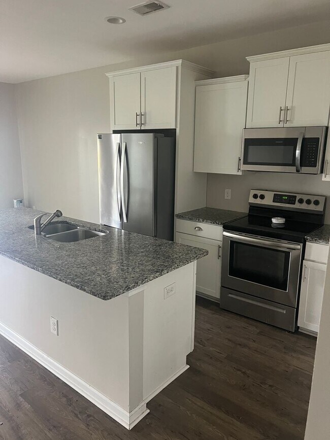 Building Photo - Beautiful 3 Bedroom w/Garage Townhouse Clo...