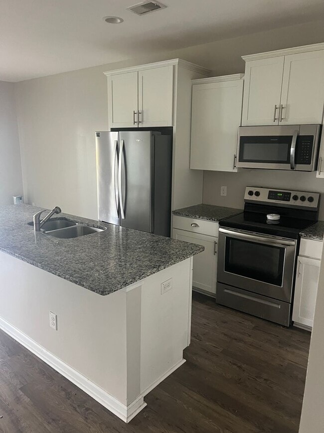 Foto del edificio - Beautiful 3 Bedroom w/Garage Townhouse Clo...