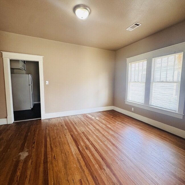 Building Photo - "Charming 3-Bedroom Port Arthur Home with Warm Hardwood Floors – 1237 Sq Ft of Comfort!"